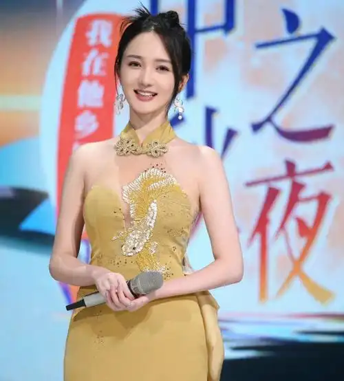 湖南卫视中秋晚会:4人主持团抢眼,0713快男合体,周深唱新歌,许嵩引