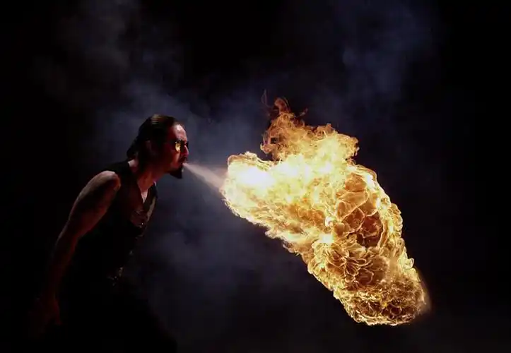 美摄影师抓拍杂技演员喷火震撼十足