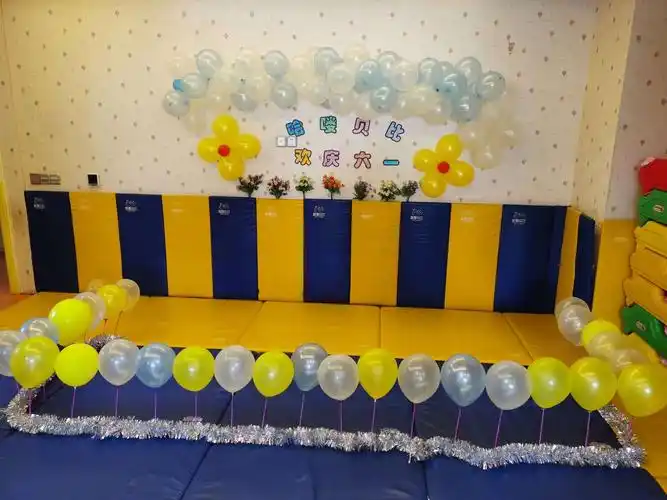 装饰的气球舞台布置背景用材料儿童节小舞台表演区班级老师亲手布置的
