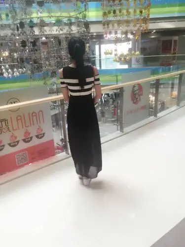 逛街时拍的一张路人背影照,觉得照片中女的有气质吗?