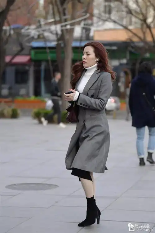 矮个子女生穿风衣出行,搭配一双高跟鞋,其身材变得不一样了