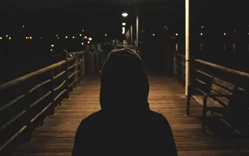 夜晚路边一个人写真