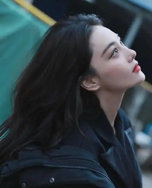 张馨予长发披肩侧颜优越红唇烈焰美艳动人