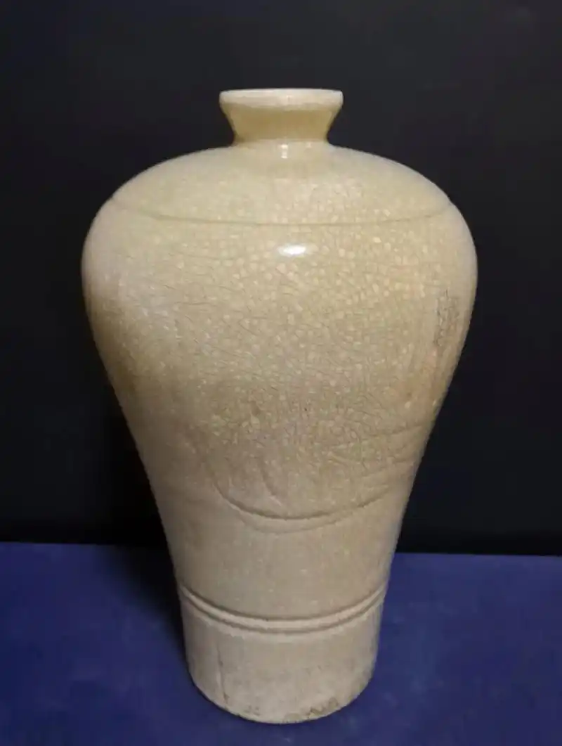 宋代定窑白瓷暗刻花卉纹梅瓶底部刻有易定官款厚胎有开片非常罕见一般