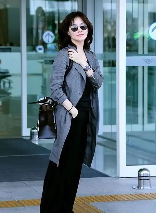 李英爱终于改风格!穿灰色风衣 阔腿裤 波纹短发,美得像换了个人