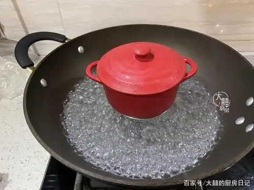 第六步:锅中倒水,煮沸之后再把蒸蛋碗放下去,转中火蒸煮15分钟,如果是