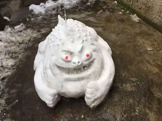 公社惊现巨型雪怪