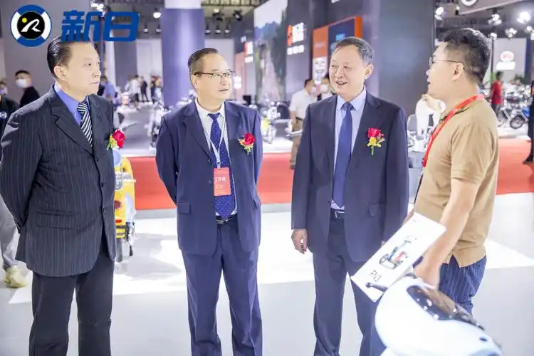 展会上,新日股份两轮电动车事业部总裁许舒畅先生与浙江省电动自行车