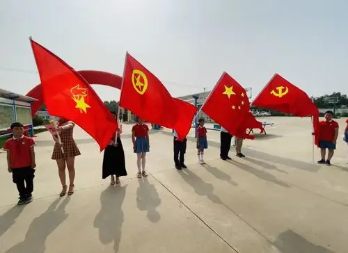 接过党旗,我们就坚定了前进的方向,我们永远跟党走!