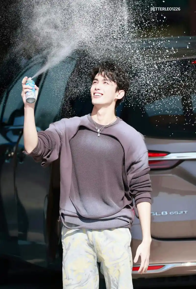 没想到吴磊这样的年轻帅哥也不抗老,这才多大,鱼尾纹就出来了.