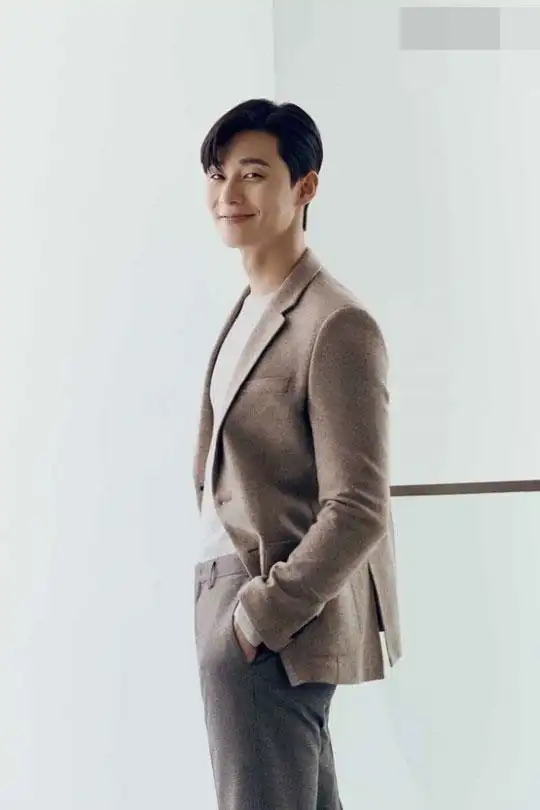 组图:《金秘书》朴叙俊拍宣传写真 穿西装露总裁笑容