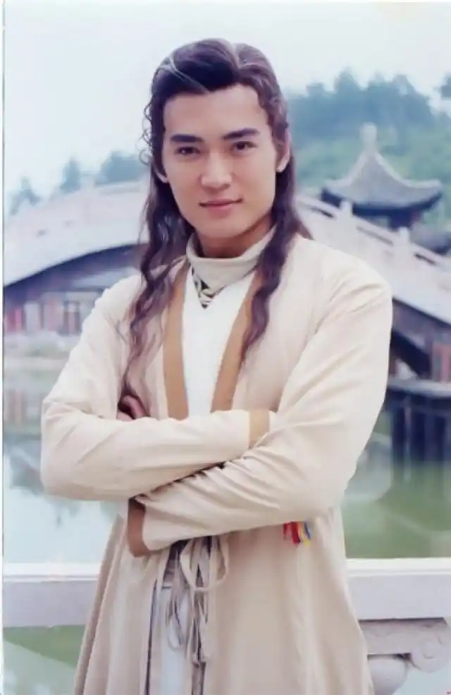 印象中对他比较熟悉的形象就是《小李飞刀》中李寻欢一角!