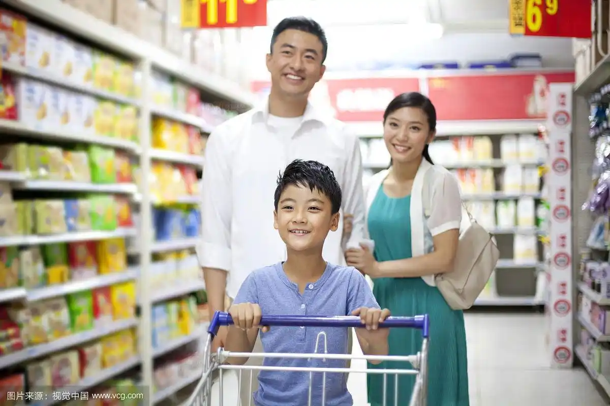一家人在超市购物