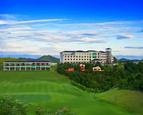 梅县区麓湖山文化产业园球场是梅州首家国际锦标赛级标准的高尔夫赛场
