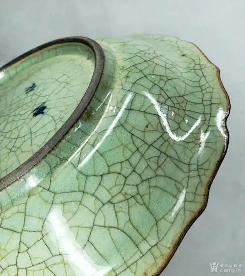 清雍正景德镇窑仿宋 代官釉紫口铁足葵口盘