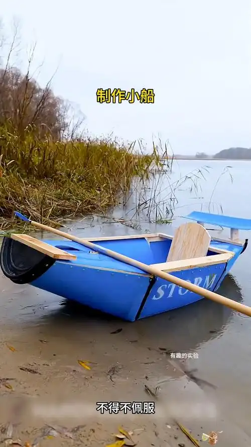 男人仅用塑料油桶就制作出了小船,太厉害了