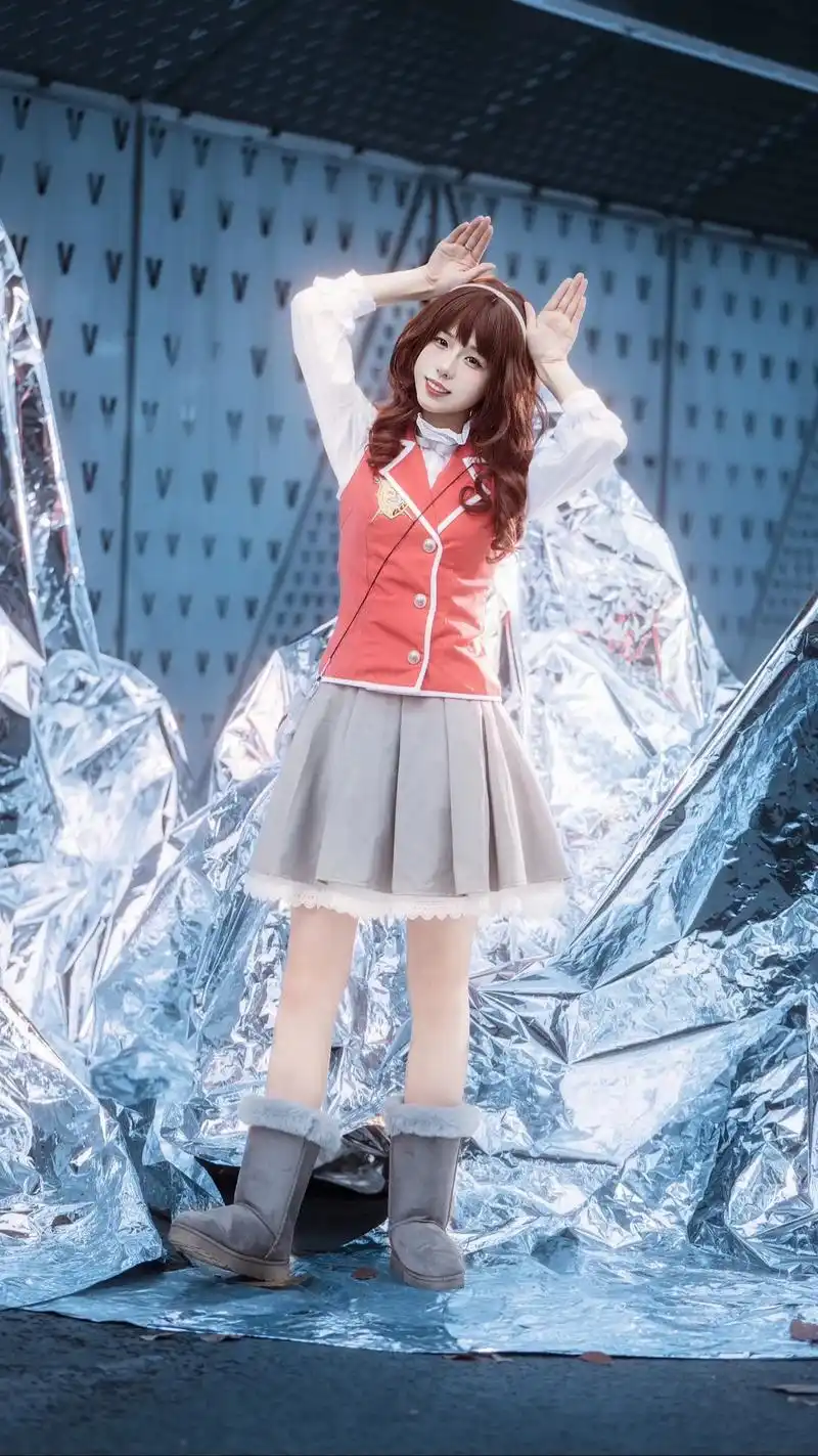乌拉拉,可以说这个角色的cos成就了现在的我,很开心通过双奈亚的机会