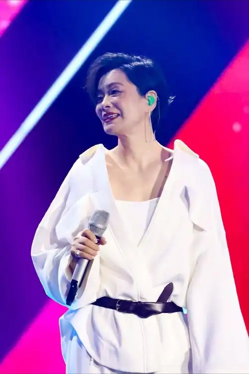 歌手毛阿敏快60了还减肥?脸颊瘦到凹陷,打扮时髦确实变年轻了