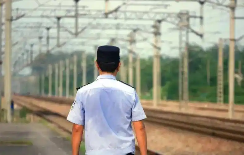 你是警察背影里守望着平安你是警察背影中肩负着重担一分坚守,一分