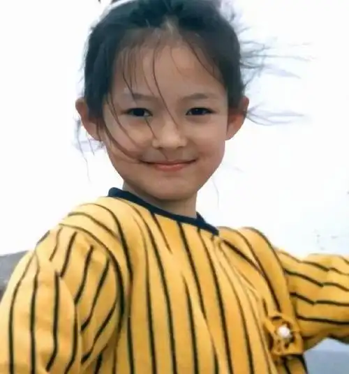 明星小时候长这样刘亦菲好看杨幂也好看但和章子怡却没法比