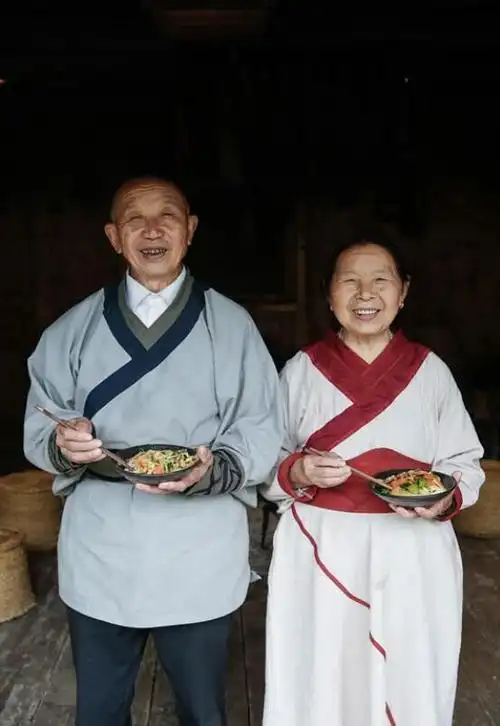 中国人的一天:八旬夫妇边养老边上班 妻子没一根白发