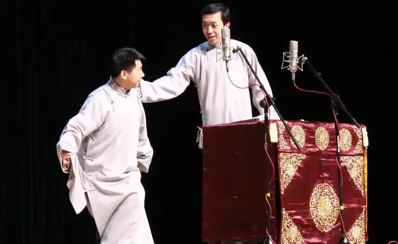 何云伟李菁昔日搭档深情,如今同台零互动,连表面功夫都懒得做!