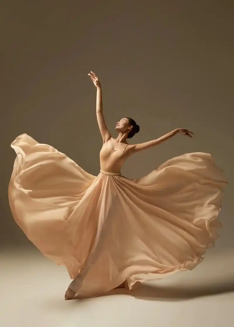 独处未必孤独 自己喜欢就是自由.#舞蹈摄影 #大裙摆#中国舞 - 抖音