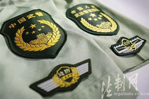 5月1日,广西公安边防总队与全国武警部队同步佩戴新式标志,服饰