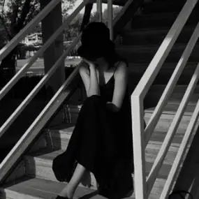 女生头像频道提供更多与唯美,黑白头像,背景,伤感女生,相关的头像图片