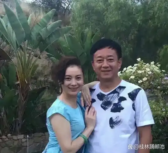 朱军老婆谭梅好美,水蓝花裙虽土气却显贵气.