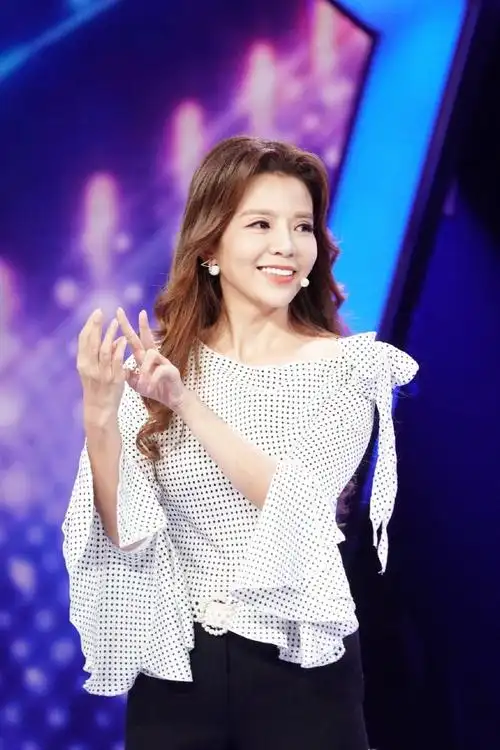 回顾著名主持朱迅我是婆婆的孝顺女儿共同加柴炉火才更旺