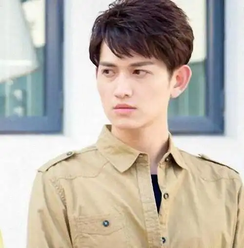 难怪,迪丽热巴和马可主演的《麻辣变形计》,有网友表示:《麻辣变