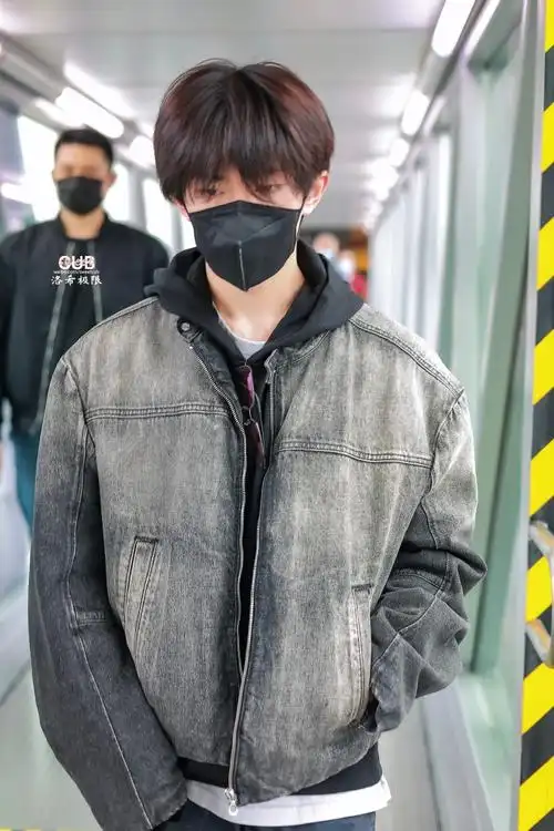 易烊千玺电影小小的我##易烊千玺机场图##易烊千玺出发日内瓦