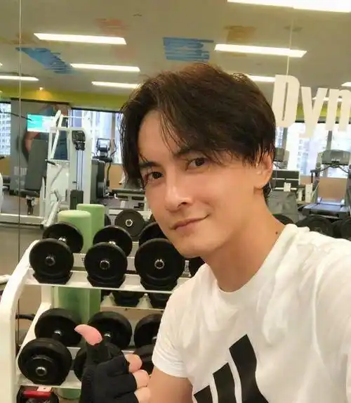 郑元畅节假日忙锻炼,健身房里汗如雨下_运动_方式_肌肉