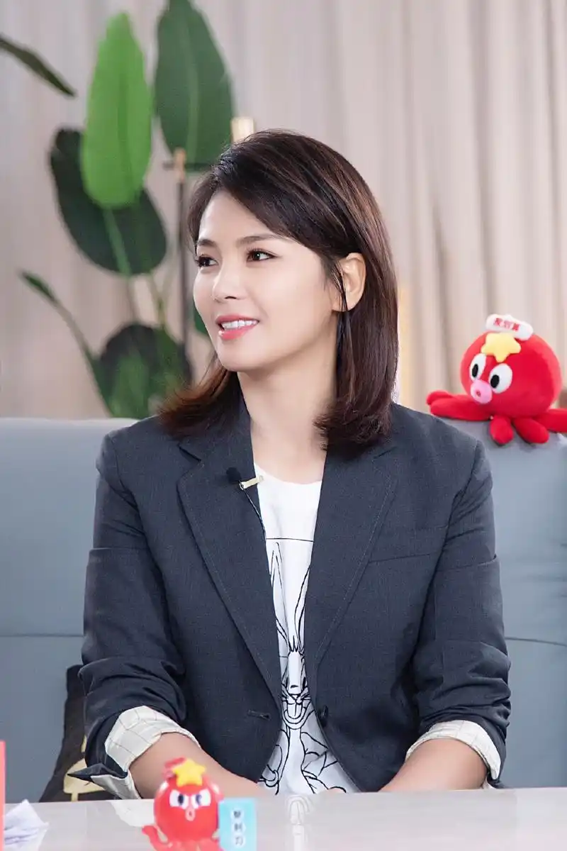 41岁的刘涛剪掉长发,变锁骨短发搭配西服和牛仔裤,时髦减龄
