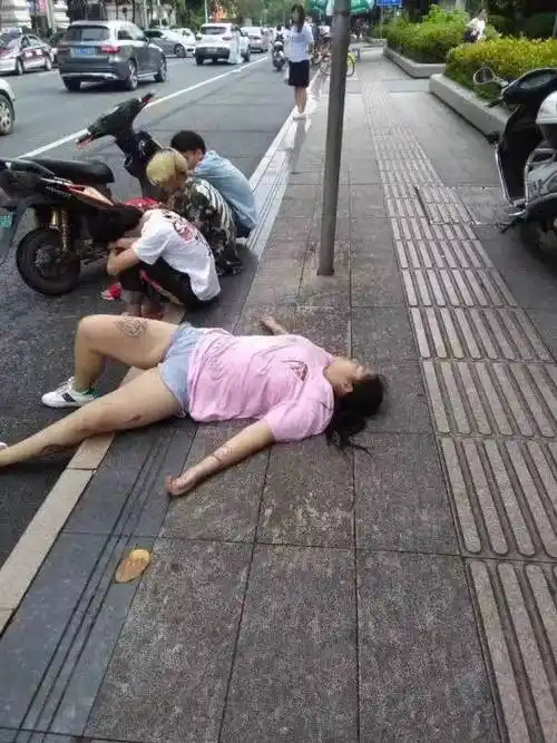 好惨广西某酒吧街3个男子捡死鱼结果妹纸被3人