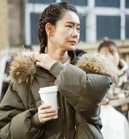 戚薇素颜照曝光,眼袋厚重法令纹深,网友:李承炫看了都要后悔_明星_普