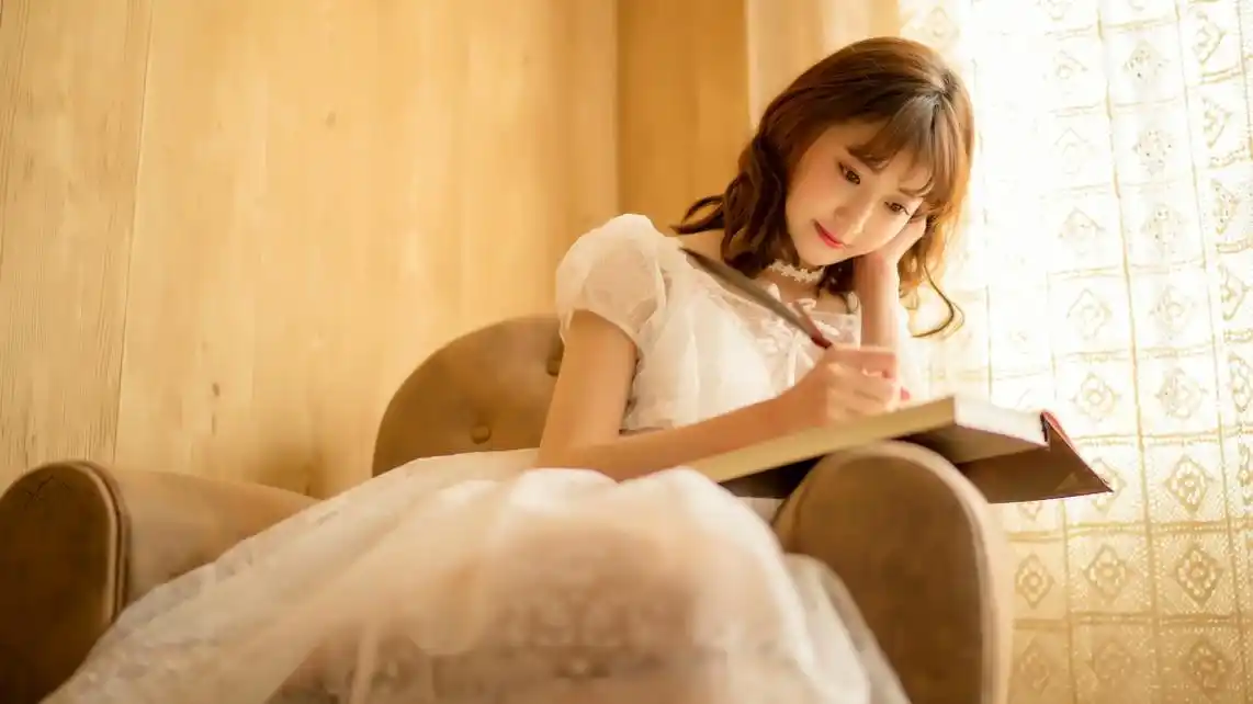 写字的清纯美女4k壁纸3840x2160_4k美女图片高清壁纸_墨鱼部落格