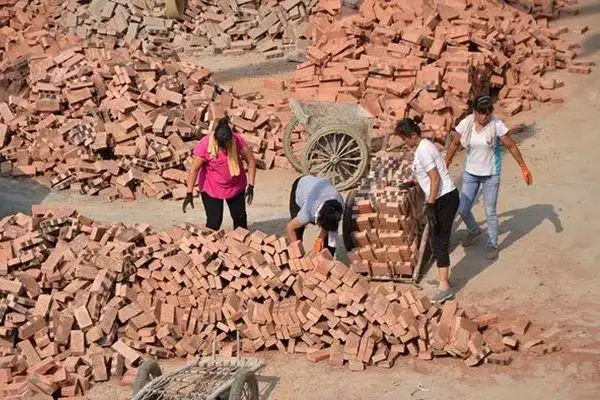 婆婆到工地上班,儿媳心疼送去鸡汤,走到工地儿媳怒将鸡汤丢了