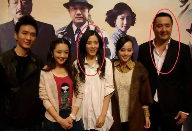 48岁曾黎被拍与男友吃饭,事后一起坐电动车离开,男方身份引关注