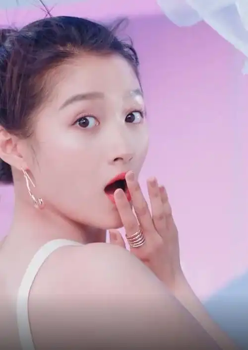 关晓彤代言卫生巾,看到她穿"芭比粉裤"下的腿,这身材我羡慕了