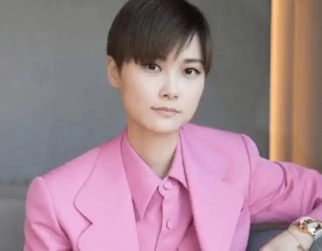 李宇春:因中性风成时尚圈宠儿,但男婚女嫁成了父母的"心病"_倪妮_绯闻