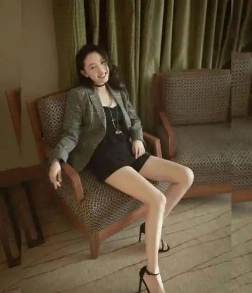 清纯校花出镜显老态,网友没关注她颜值却被一个细节吸引了_吴倩_清新