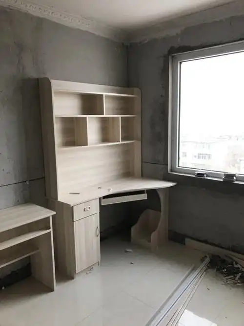 书桌最后也决定让木工师傅做,没想到做好后附近的邻居都来参观,拍图也