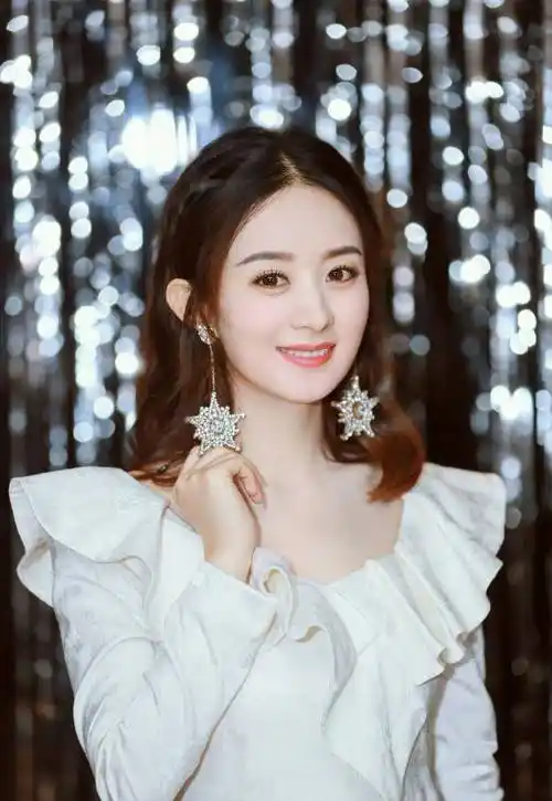 赵丽颖发照片,圆圆的小脑袋配上毛茸茸的米奇帽子,乍一看还以为是小宝