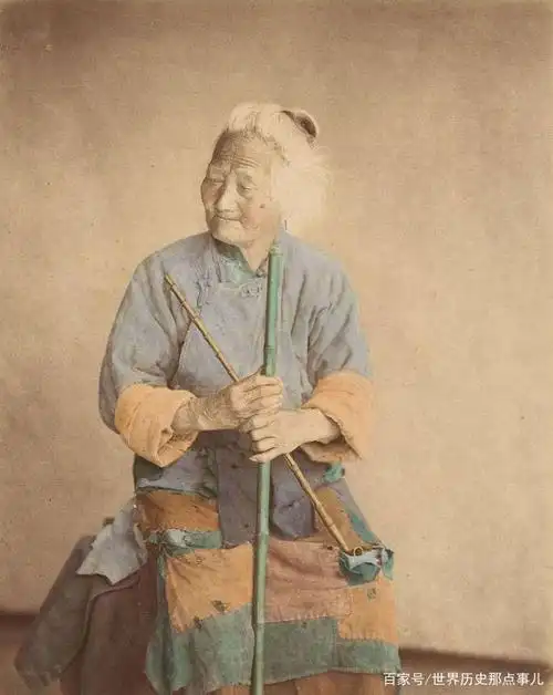 【图7】生活贫困的穷苦老太太,脸上满是风霜,身上的衣服全是补丁.
