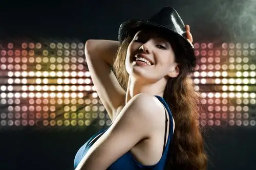 时尚酷炫女孩唱歌桌面壁纸大全