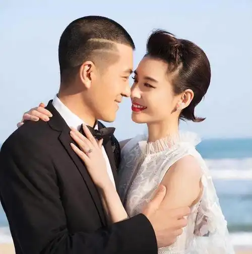 吃相难看黄圣依杨子现身讲座每场收费99999女方合影后离场