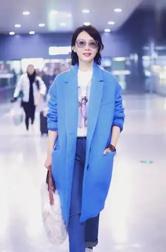 冬天少不了的蓝色大衣,学鞠婧祎,袁冰妍这样穿,清新减龄又好看