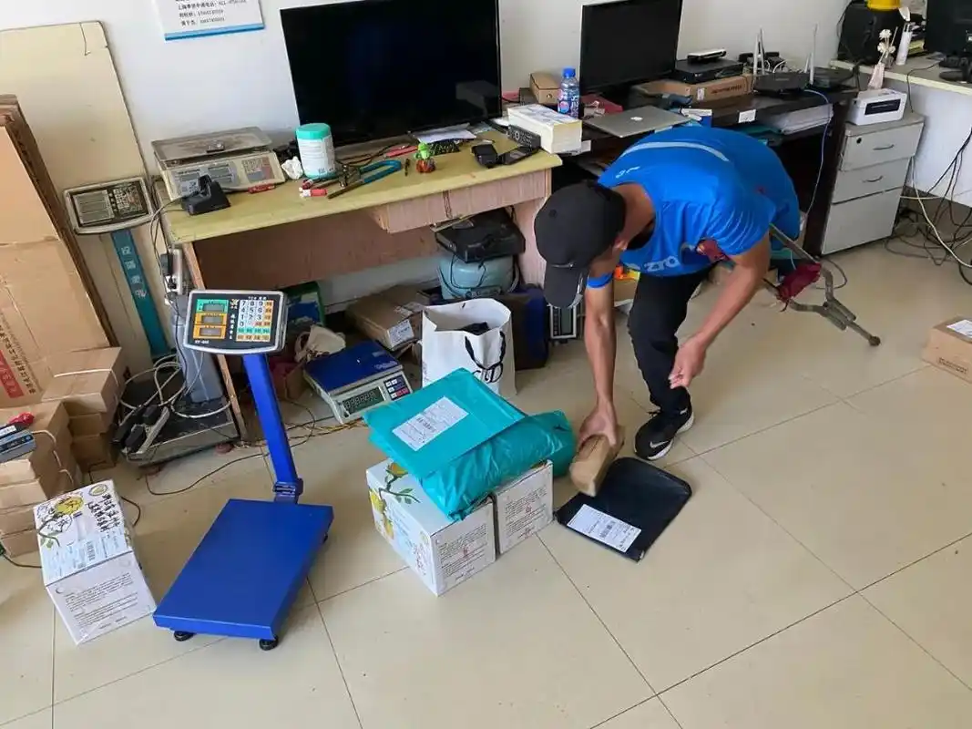 独腿快递员送货四年:想攒够100万